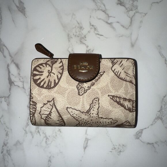 Coach Medium Corner Zip Wallet In Signature Canvas W/ Shell Print In Sand CBO36 - Picture 1 of 8